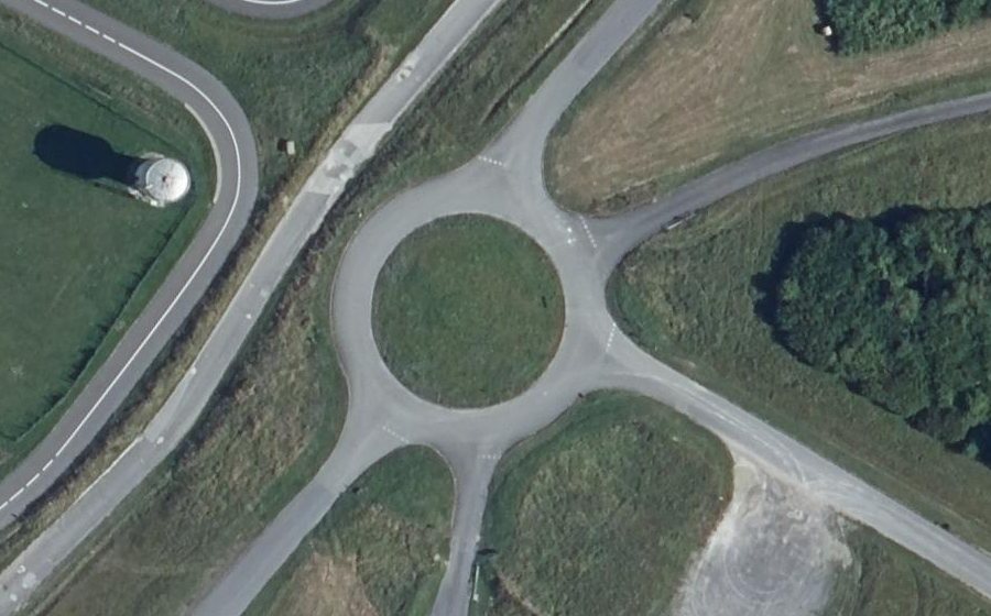 Vue aérienne du Rond-point anonyme n°167402990
