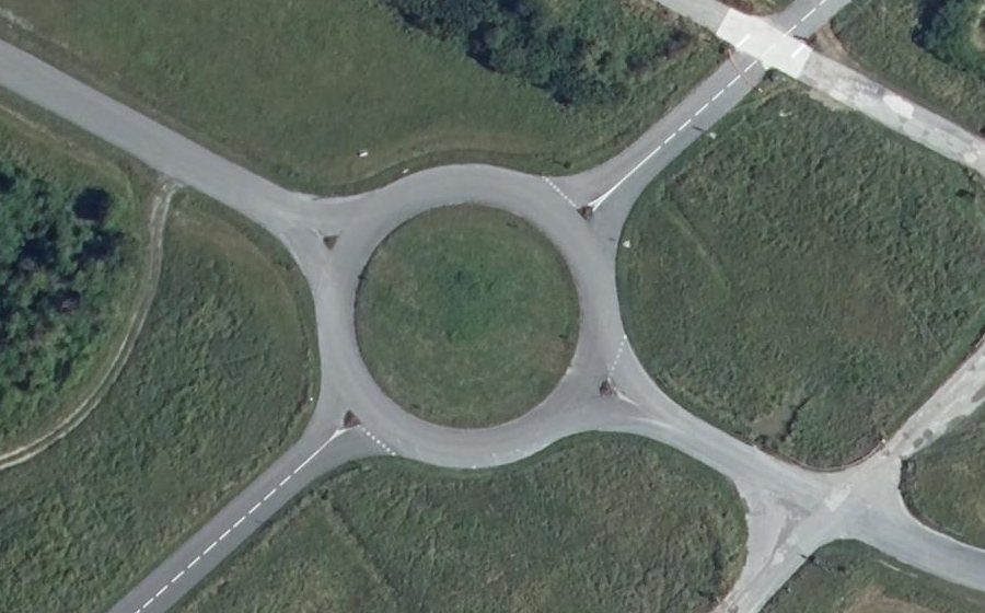 Vue aérienne du Rond-point anonyme n°167403390