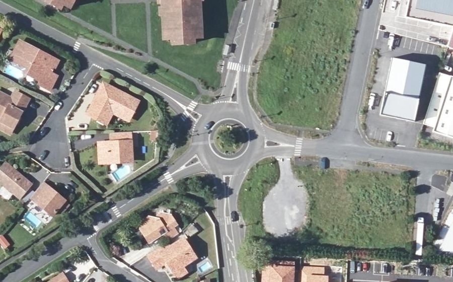 Vue aérienne du Rond-point anonyme n°167436510