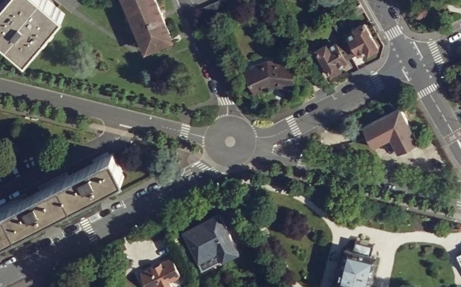 Vue aérienne du Rond-point anonyme n°167449131