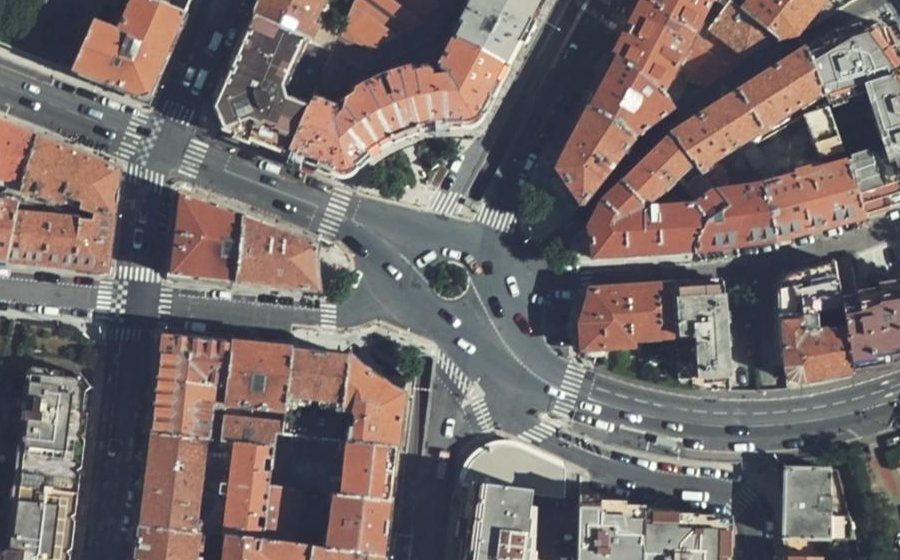 Vue aérienne du Rond-point anonyme n°167467324