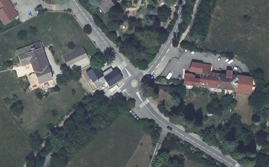Vue aérienne du Rond-point anonyme n°167484293