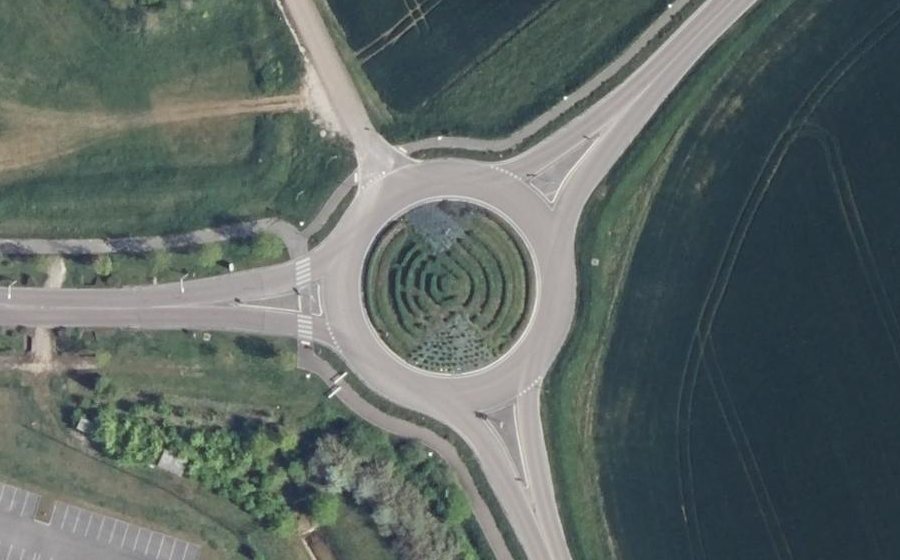 Vue aérienne du Rond-point anonyme n°167490937
