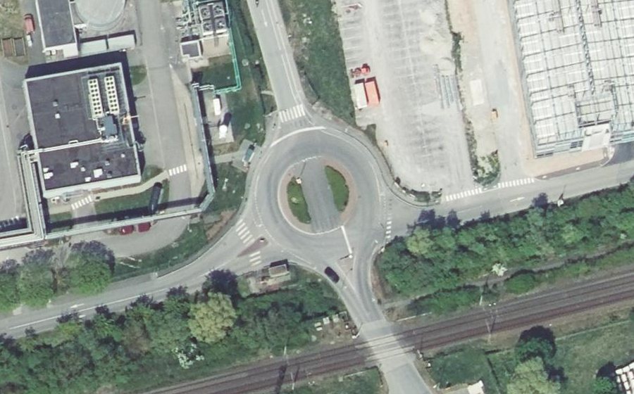 Vue aérienne du Rond-point anonyme n°167571484