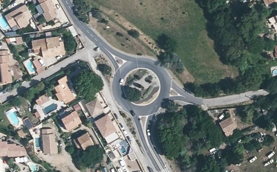 Vue aérienne du Rond-point anonyme n°167601315