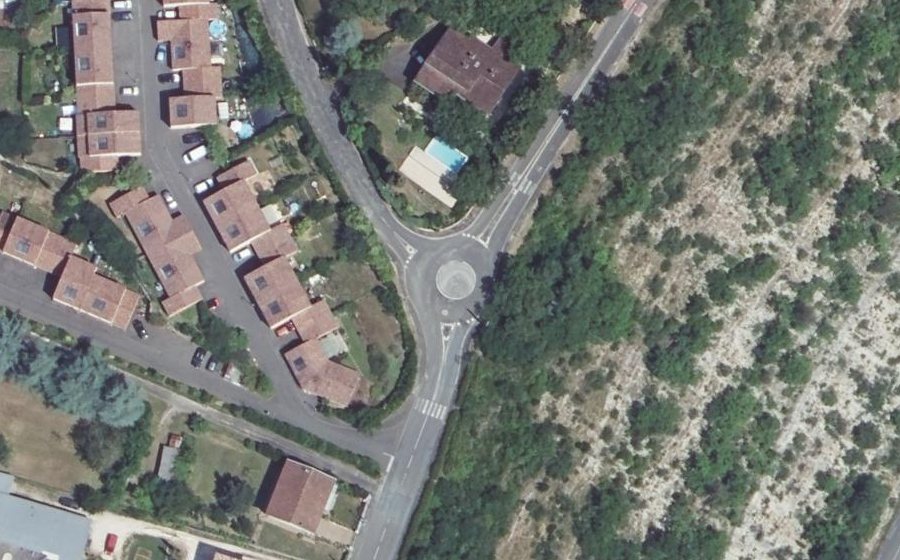 Vue aérienne du Rond-point anonyme n°167631424