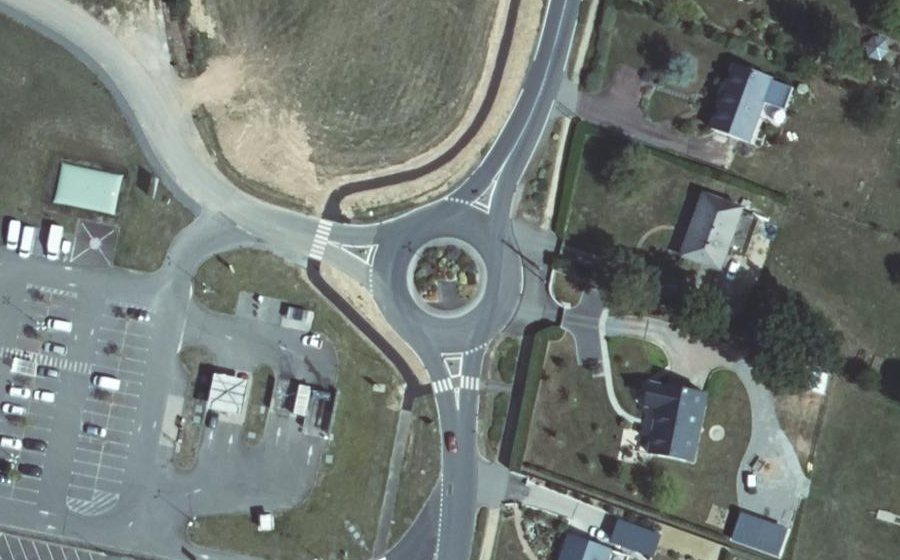 Vue aérienne du Rond-point anonyme n°167648126