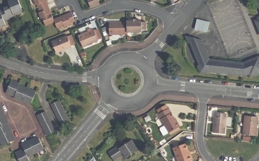 Vue aérienne du Rond-point anonyme n°167677221