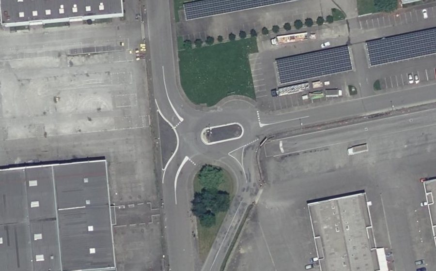 Vue aérienne du Rond-point anonyme n°167693677