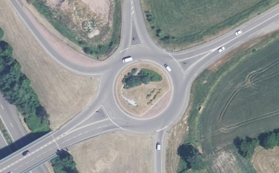Vue aérienne du Rond-point anonyme n°167695183