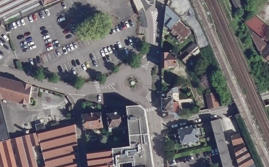Vue aérienne du Rond-point anonyme n°167697851