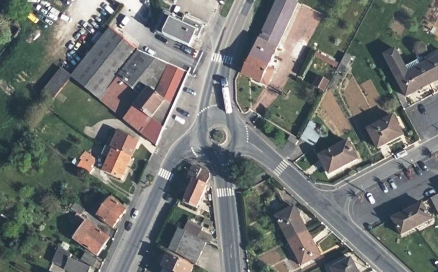 Vue aérienne du Rond-point anonyme n°167785294