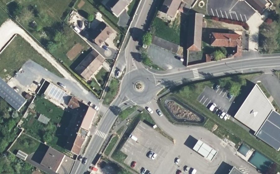 Vue aérienne du Rond-point anonyme n°167785295