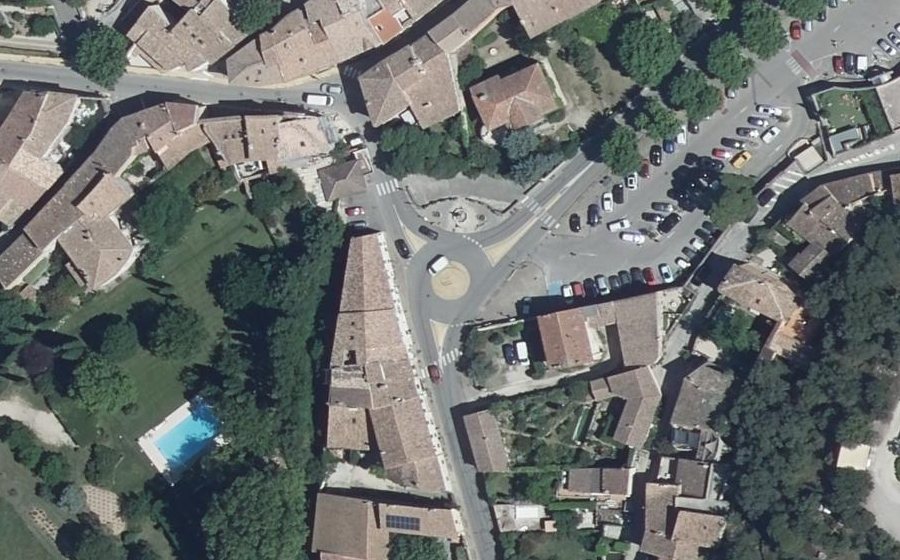 Vue aérienne du Rond-point anonyme n°167792738