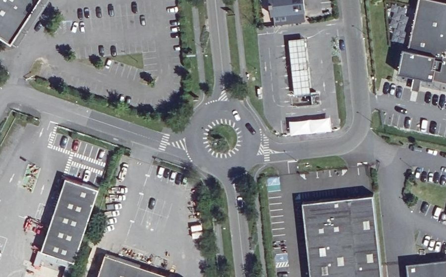 Vue aérienne du Rond-point anonyme n°167842628