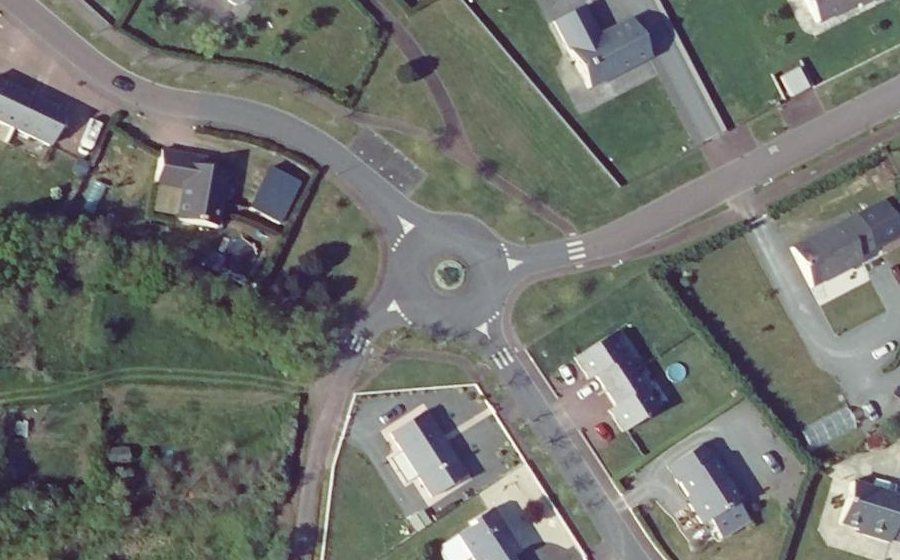Vue aérienne du Rond-point anonyme n°167862344