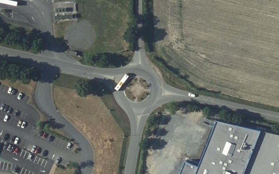 Vue aérienne du Rond-point anonyme n°167862927
