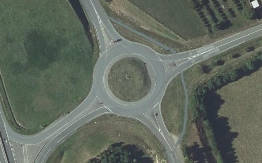 Vue aérienne du Rond-point anonyme n°167889718