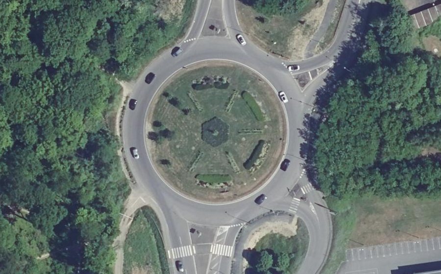 Vue aérienne du Rond-point anonyme n°167895190