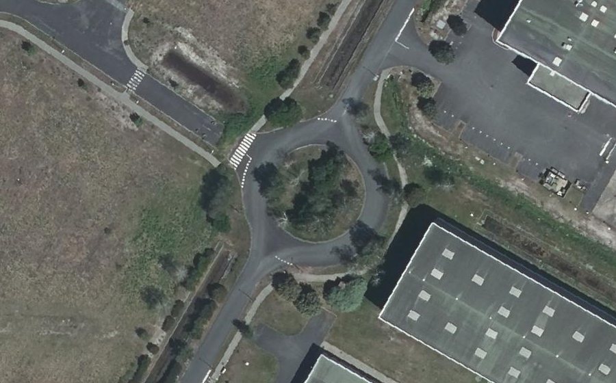 Vue aérienne du Rond-point anonyme n°167902498