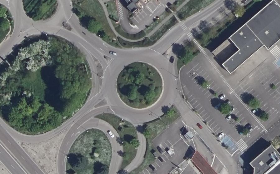 Vue aérienne du Rond-point anonyme n°167905449