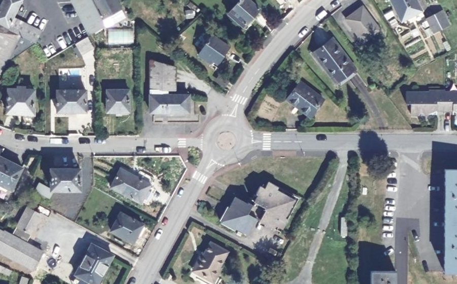 Vue aérienne du Rond-point anonyme n°167938238