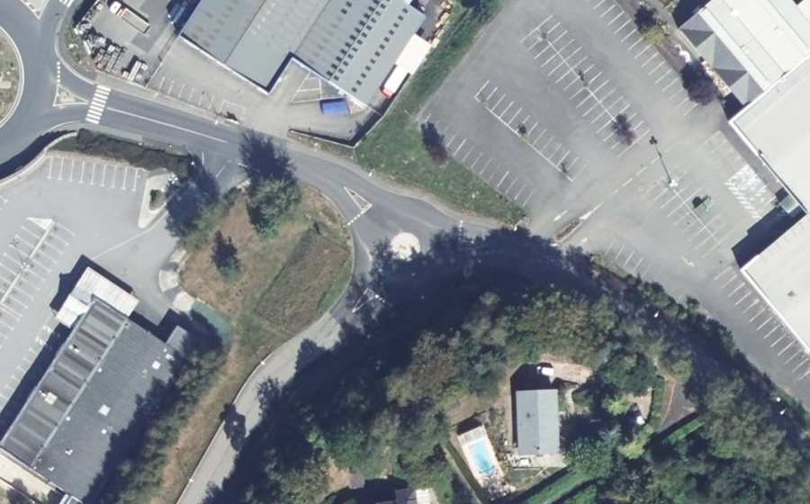 Vue aérienne du Rond-point anonyme n°167938575