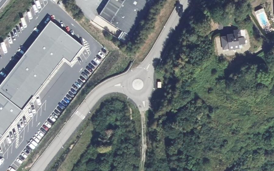 Vue aérienne du Rond-point anonyme n°167938576