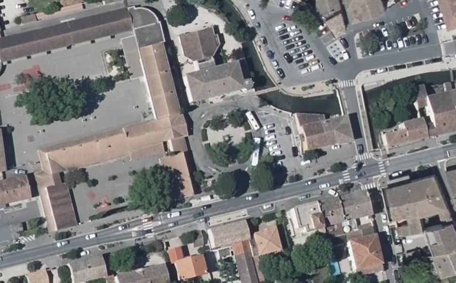 Vue aérienne du Rond-point anonyme n°167952146