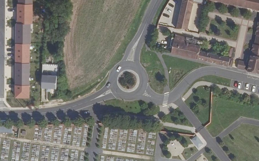 Vue aérienne du Rond-point anonyme n°167963786