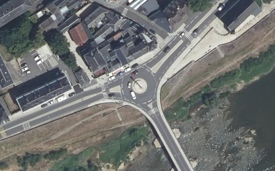 Vue aérienne du Rond-point anonyme n°167963831