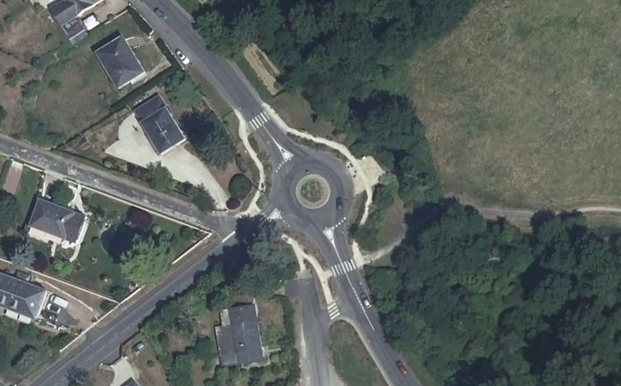Vue aérienne du Rond-point anonyme n°167963833