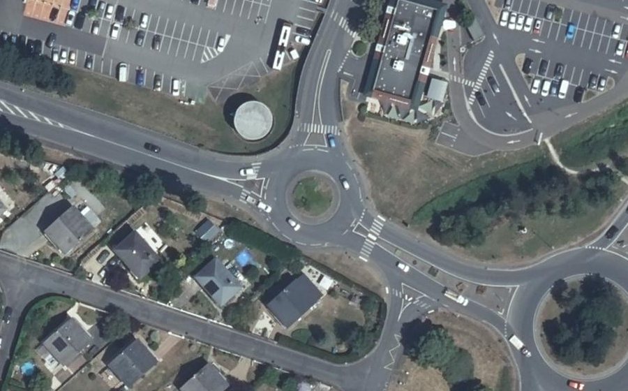 Vue aérienne du Rond-point anonyme n°167963834