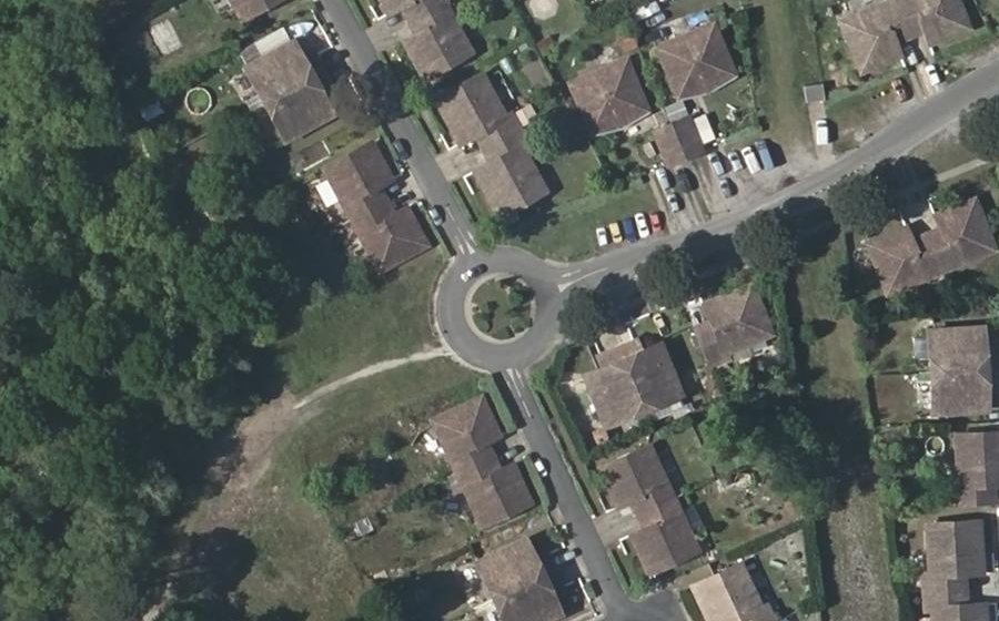 Vue aérienne du Rond-point anonyme n°167974355