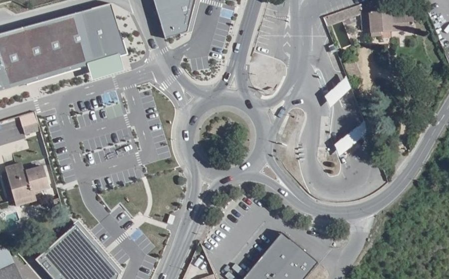 Vue aérienne du Rond-point anonyme n°167981561