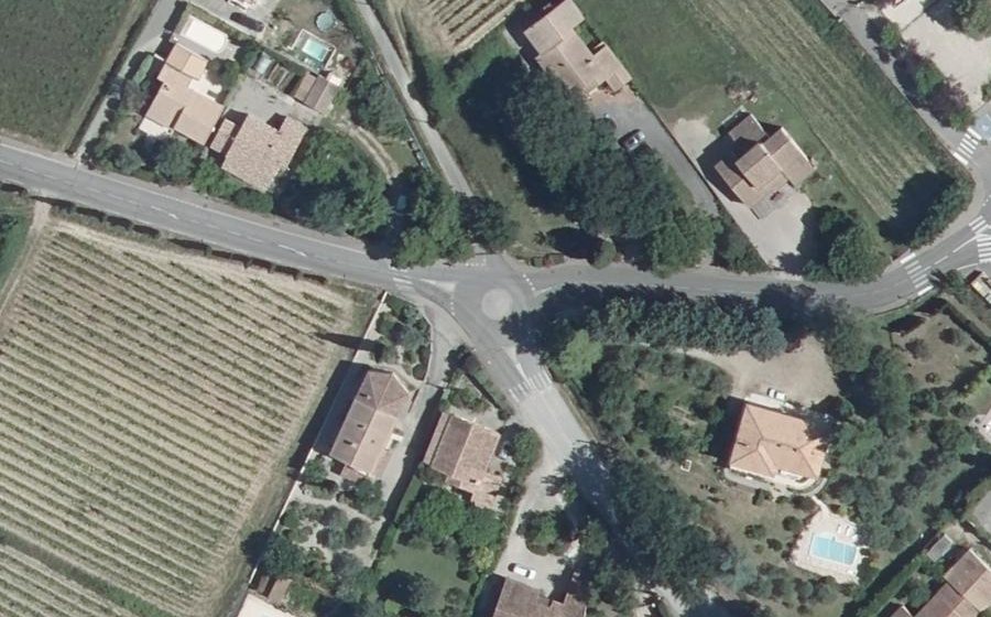 Vue aérienne du Rond-point anonyme n°167981562