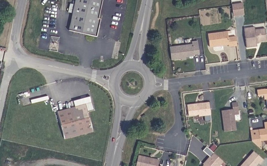 Vue aérienne du Rond-point anonyme n°167982794