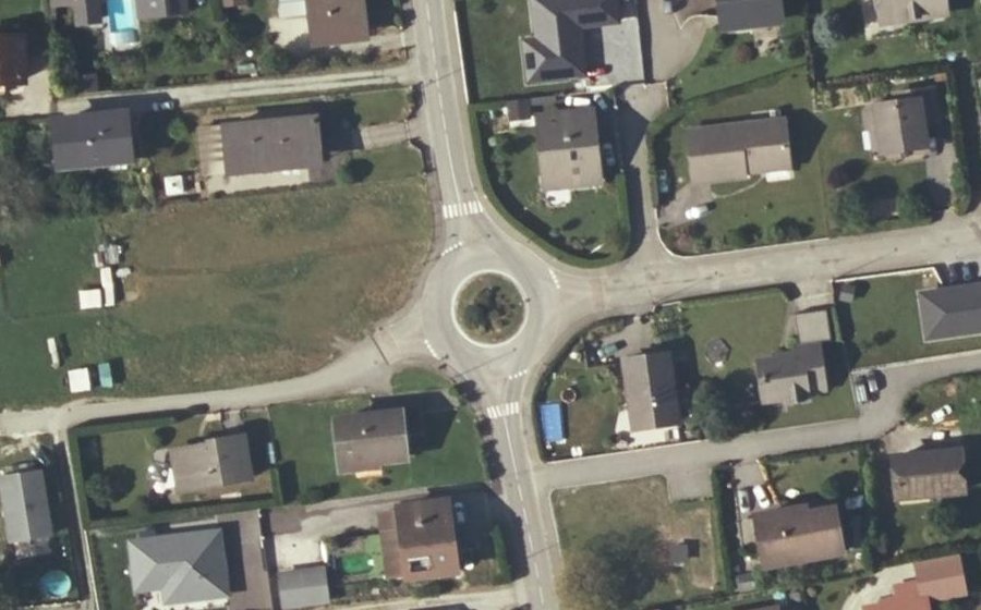 Vue aérienne du Rond-point anonyme n°167986468