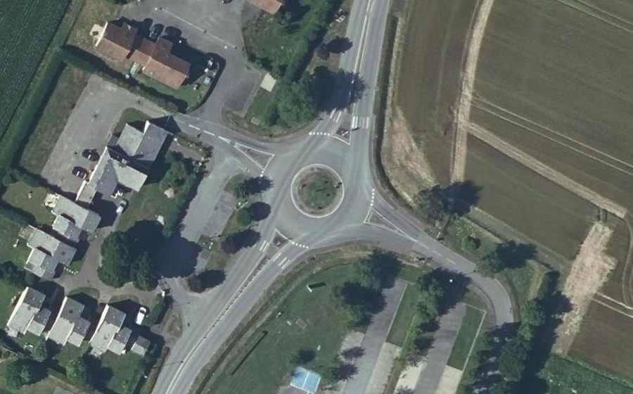 Vue aérienne du Rond-point anonyme n°168020809