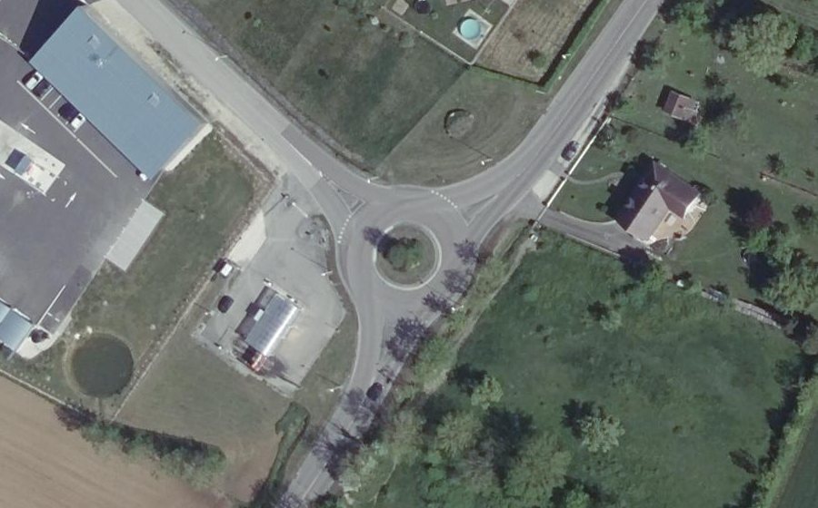 Vue aérienne du Rond-point anonyme n°168039295