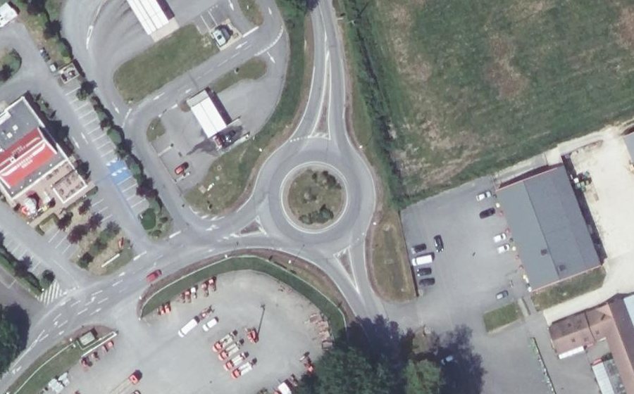 Vue aérienne du Rond-point anonyme n°168054640