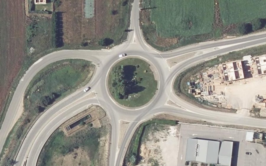 Vue aérienne du Rond-point anonyme n°168054888