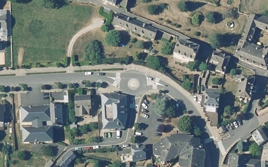 Vue aérienne du Rond-point anonyme n°168054956