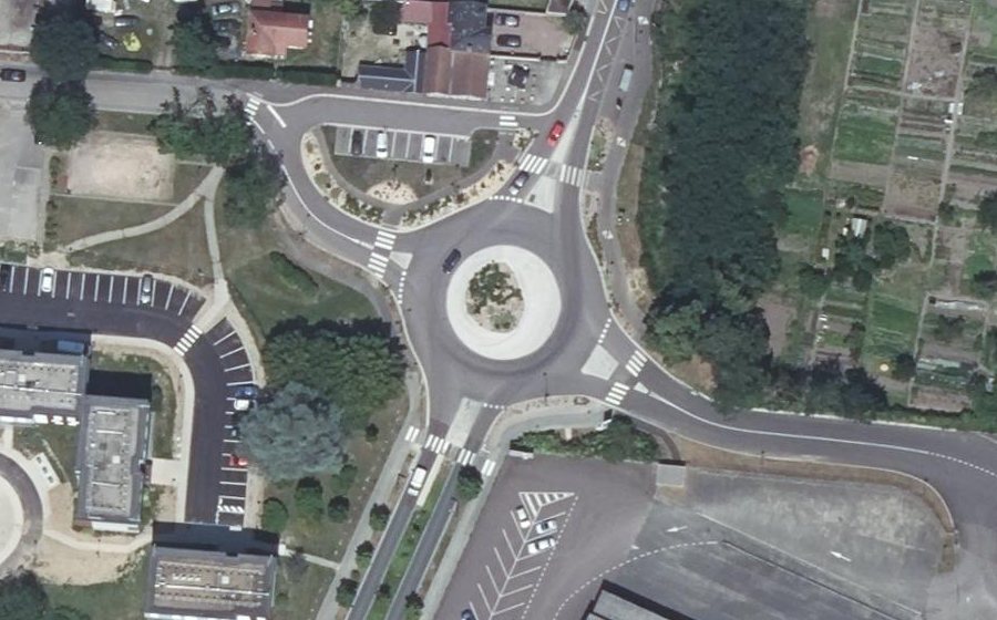 Vue aérienne du Rond-point anonyme n°168063199