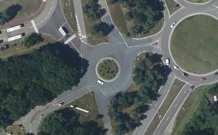 Vue aérienne du Rond-point anonyme n°168073694