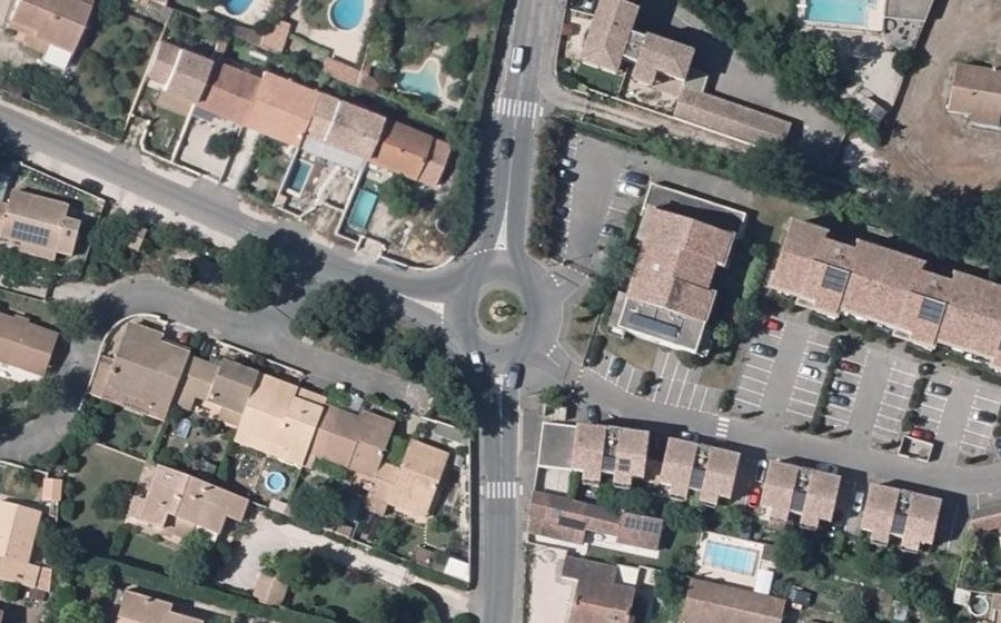 Vue aérienne du Rond-point anonyme n°168089885