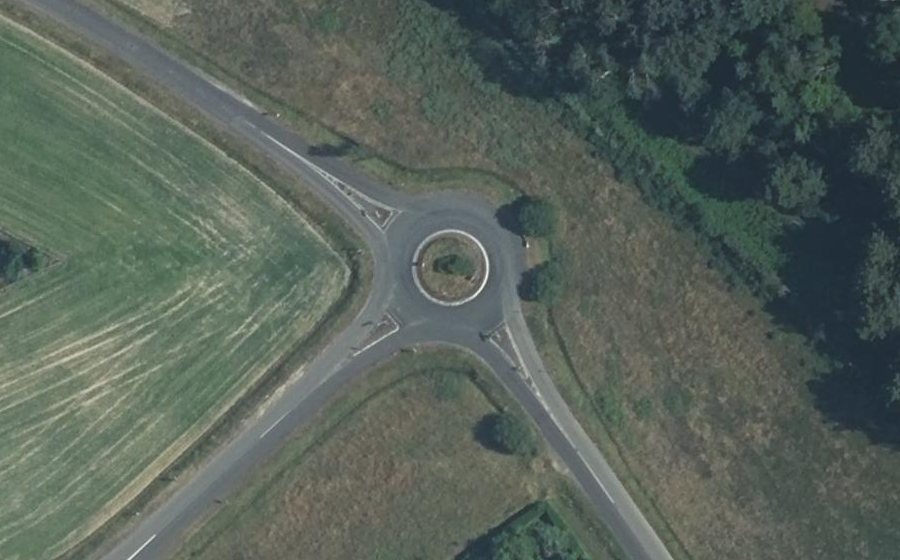 Vue aérienne du Rond-point anonyme n°168138609