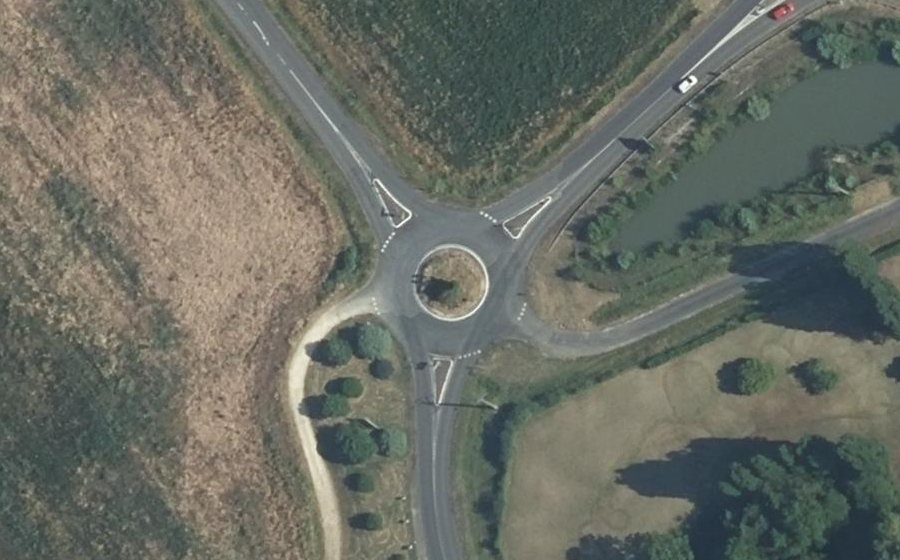 Vue aérienne du Rond-point anonyme n°168138613