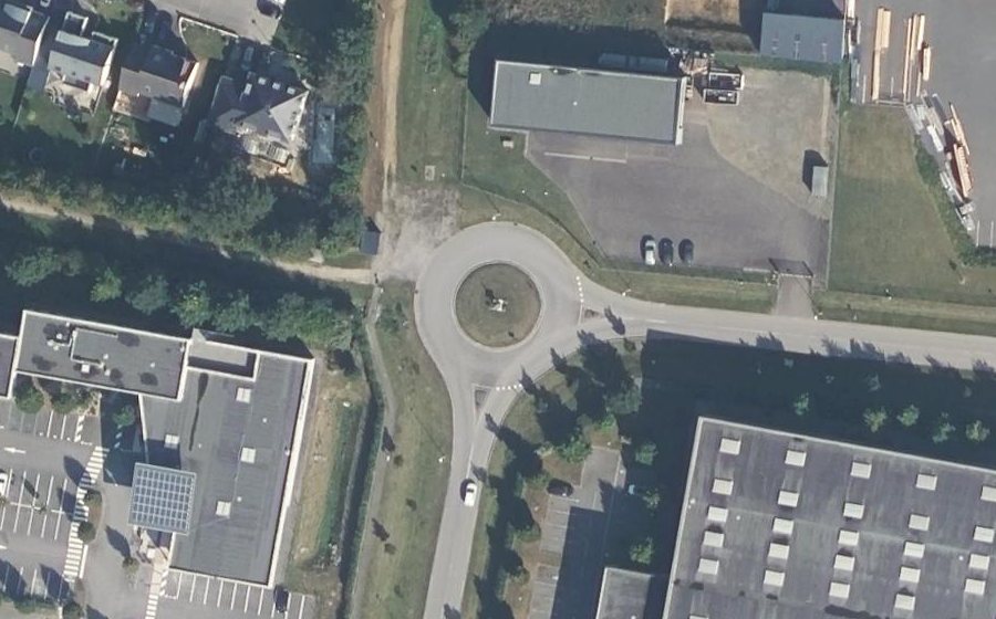 Vue aérienne du Rond-point anonyme n°168145829