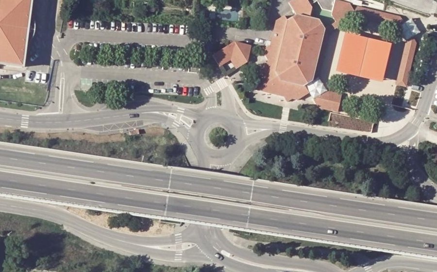 Vue aérienne du Rond-point anonyme n°168148420